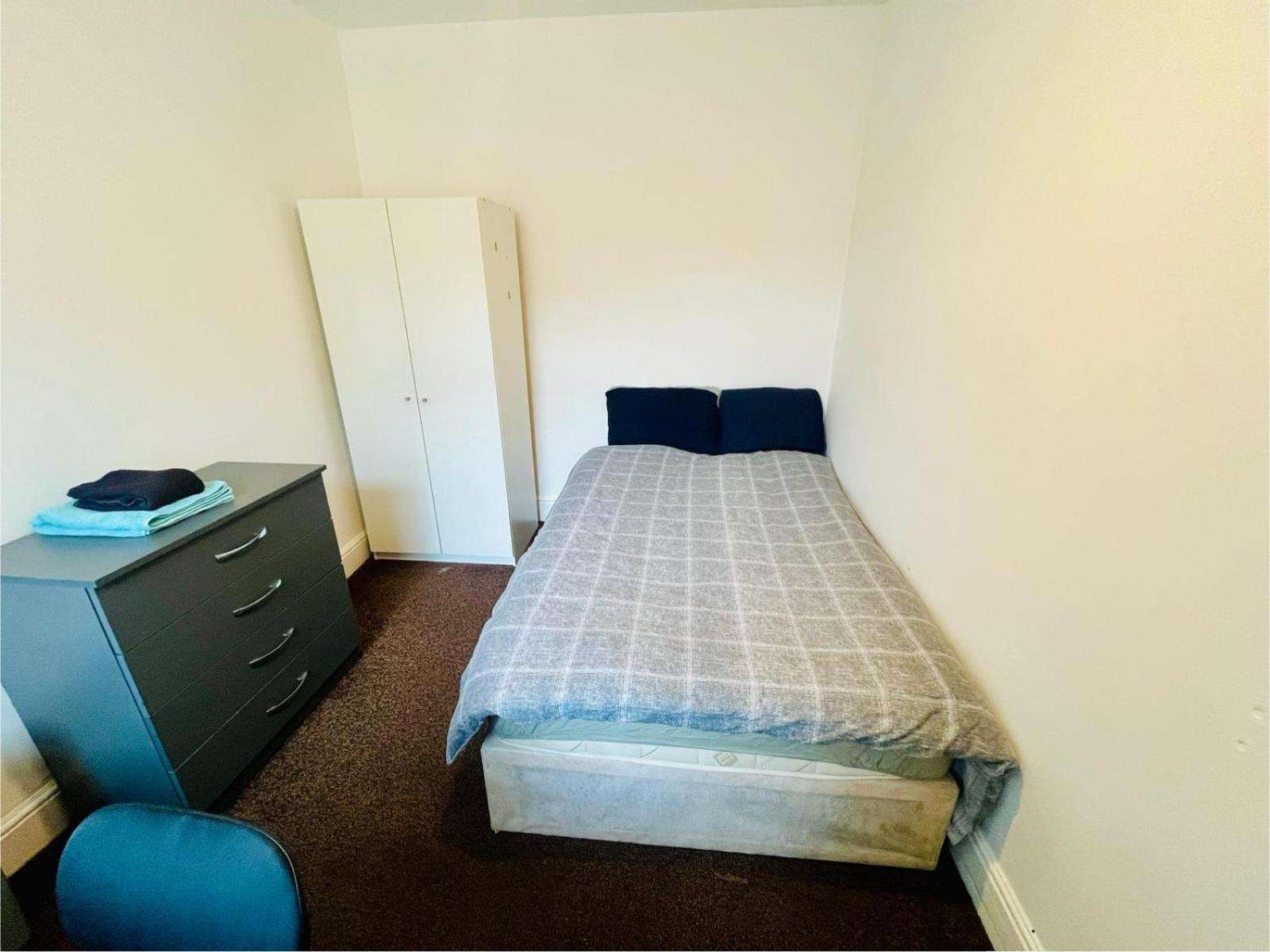 Single With Shared Toilet Homestay