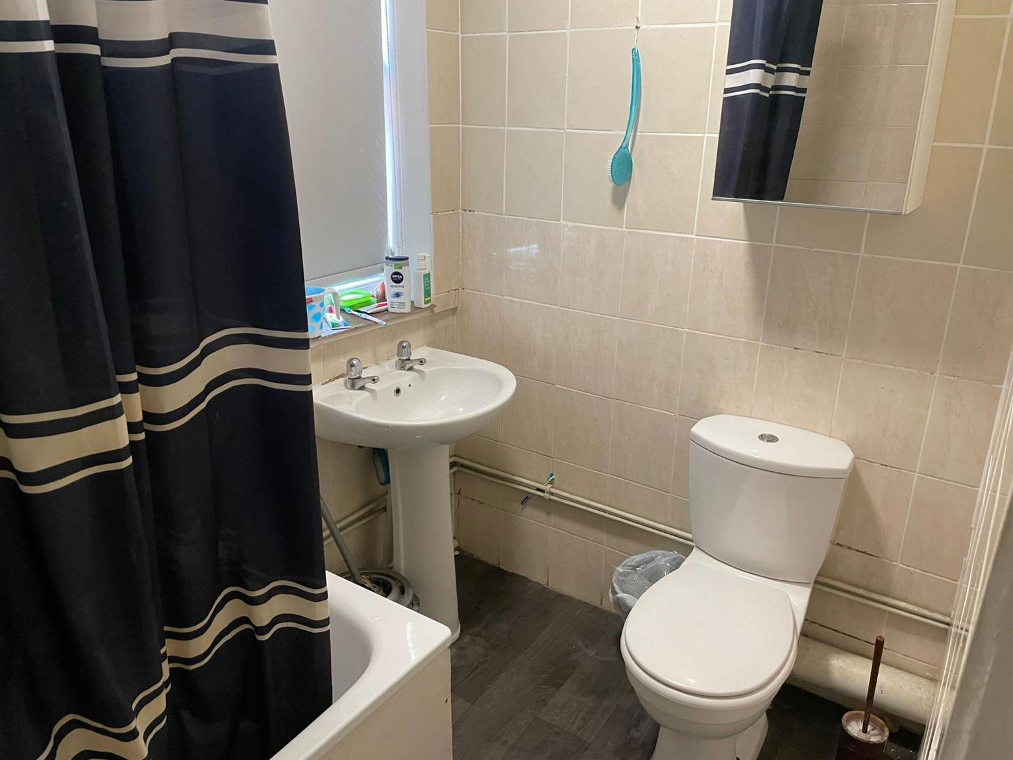 Single With Shared Toilet Homestay *